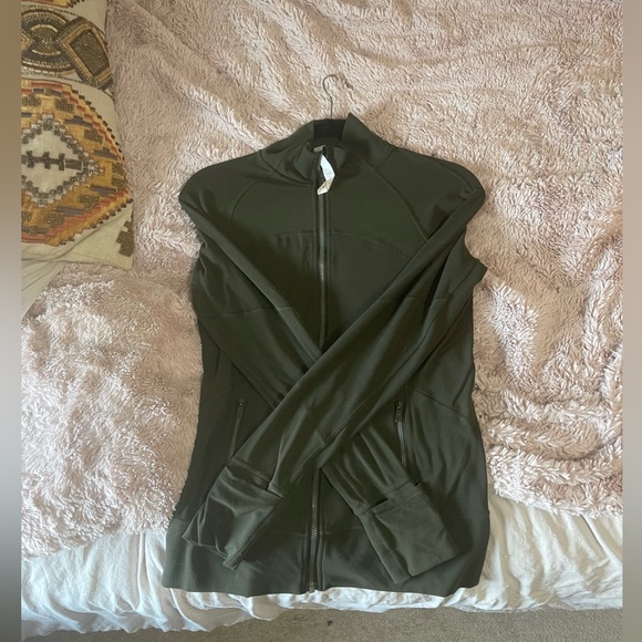 Great condition lululemon contour jacket sz 8 olive - Picture 7 of 7